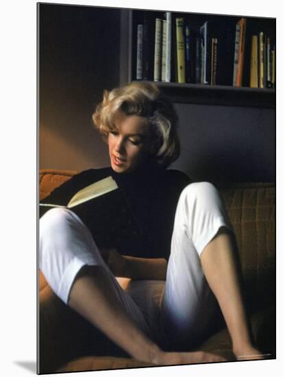 Marilyn Monroe Reading at Home-Alfred Eisenstaedt-Mounted Premium Photographic Print