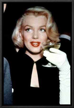 https://imgc.artprintimages.com/img/print/marilyn-monroe-with-a-glass-of-champagne-1955_u-l-psx528ka4ez.jpg?artPerspective=n