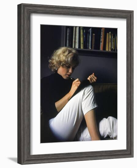 Marilyn Monroe Writing at Home-Alfred Eisenstaedt-Framed Premium Photographic Print