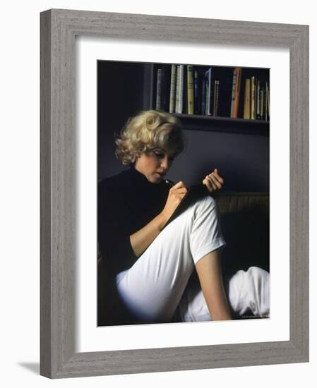 Marilyn Monroe Writing at Home-Alfred Eisenstaedt-Framed Premium Photographic Print