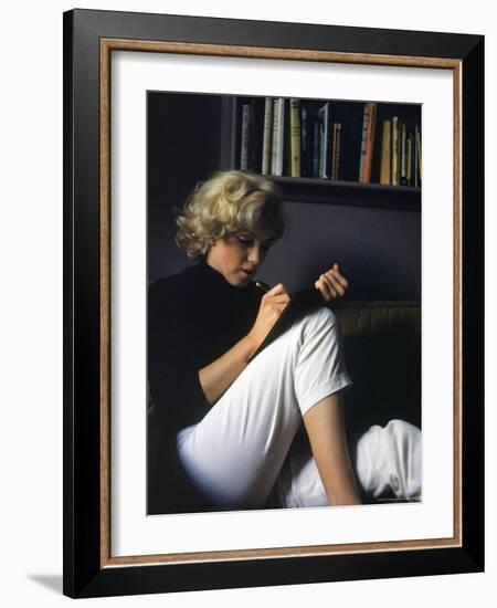 Marilyn Monroe Writing at Home-Alfred Eisenstaedt-Framed Premium Photographic Print