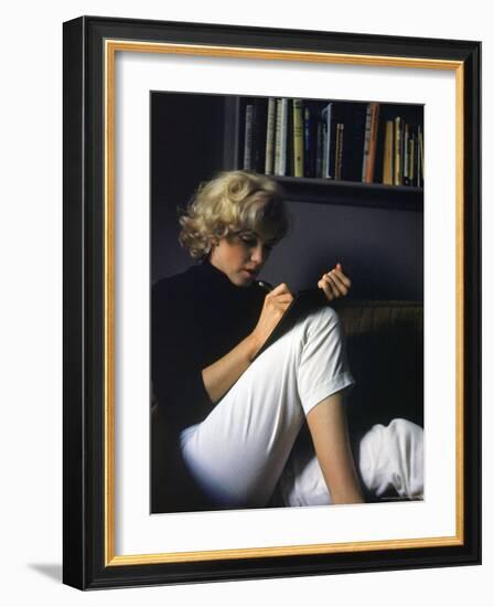 Marilyn Monroe Writing at Home-Alfred Eisenstaedt-Framed Premium Photographic Print