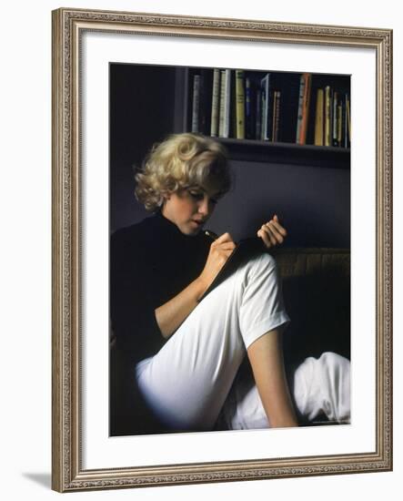 Marilyn Monroe Writing at Home-Alfred Eisenstaedt-Framed Premium Photographic Print