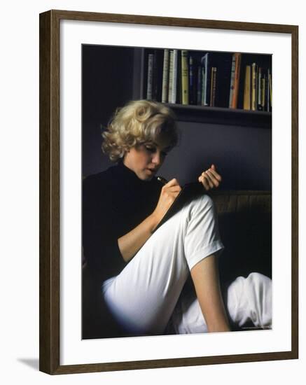 Marilyn Monroe Writing at Home-Alfred Eisenstaedt-Framed Premium Photographic Print