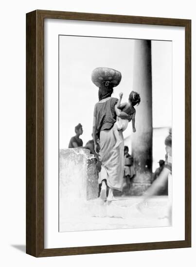 Market in Tehuantepec, Mexico, 1929-Tina Modotti-Framed Giclee Print