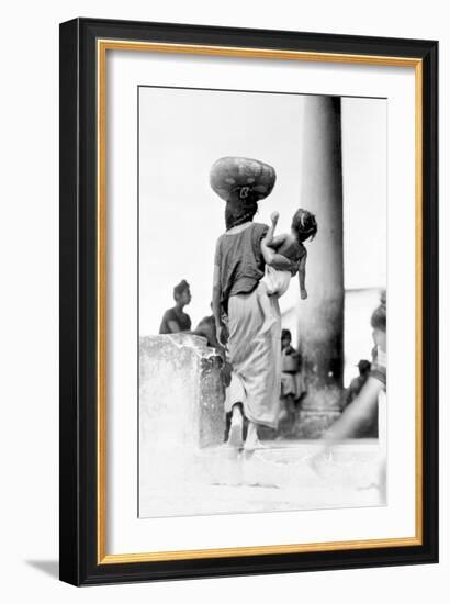 Market in Tehuantepec, Mexico, 1929-Tina Modotti-Framed Giclee Print