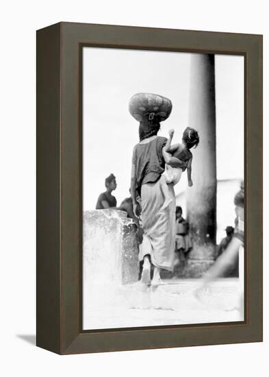 Market in Tehuantepec, Mexico, 1929-Tina Modotti-Framed Premier Image Canvas