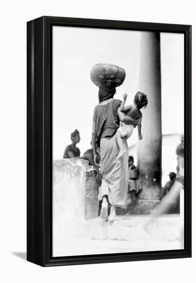 Market in Tehuantepec, Mexico, 1929-Tina Modotti-Framed Premier Image Canvas