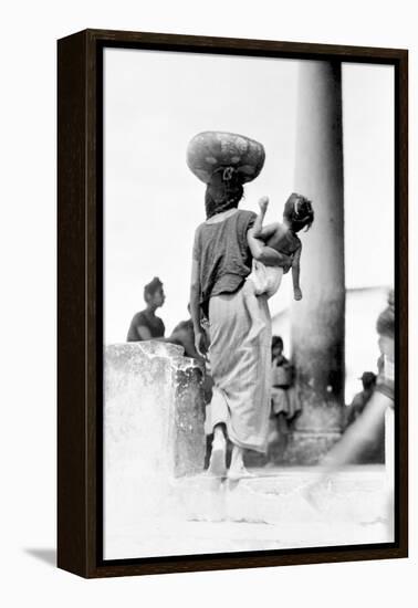 Market in Tehuantepec, Mexico, 1929-Tina Modotti-Framed Premier Image Canvas