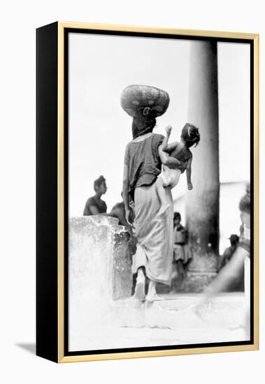 Market in Tehuantepec, Mexico, 1929-Tina Modotti-Framed Premier Image Canvas