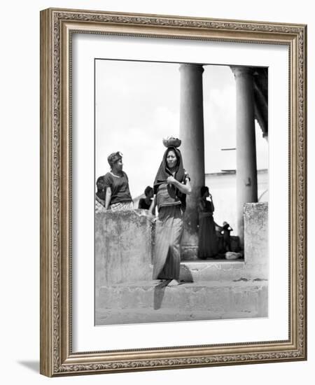 Market in Tehuantepec, Mexico, 1929-Tina Modotti-Framed Photographic Print