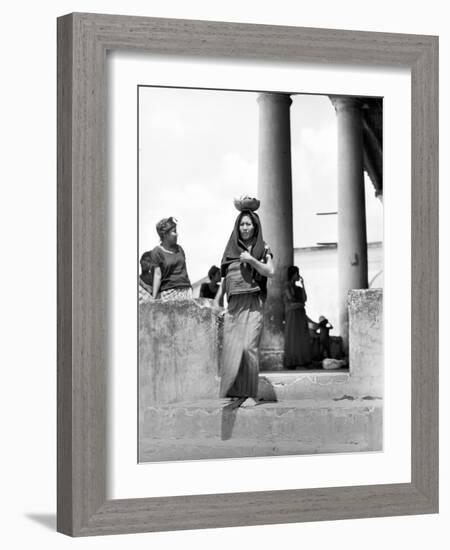 Market in Tehuantepec, Mexico, 1929-Tina Modotti-Framed Photographic Print