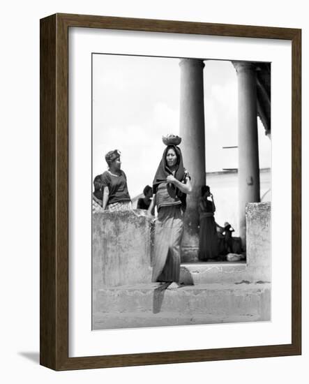 Market in Tehuantepec, Mexico, 1929-Tina Modotti-Framed Photographic Print