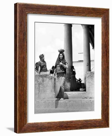 Market in Tehuantepec, Mexico, 1929-Tina Modotti-Framed Photographic Print