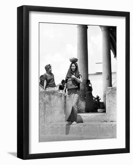 Market in Tehuantepec, Mexico, 1929-Tina Modotti-Framed Photographic Print