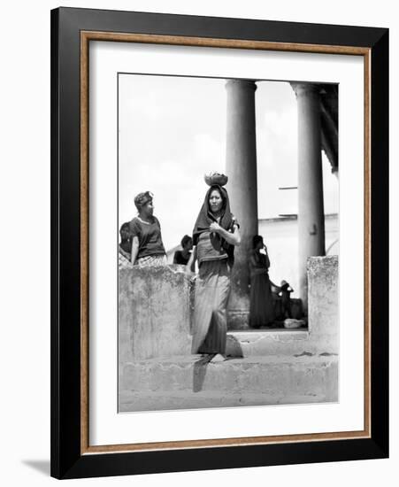 Market in Tehuantepec, Mexico, 1929-Tina Modotti-Framed Photographic Print