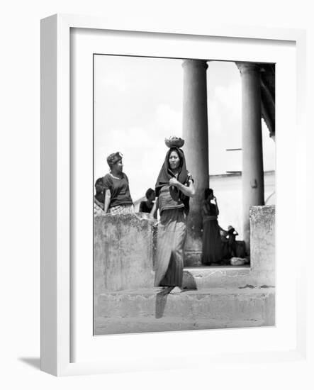 Market in Tehuantepec, Mexico, 1929-Tina Modotti-Framed Photographic Print