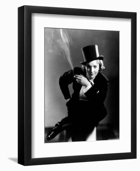 Marlene Dietrich, 1930-null-Framed Photographic Print