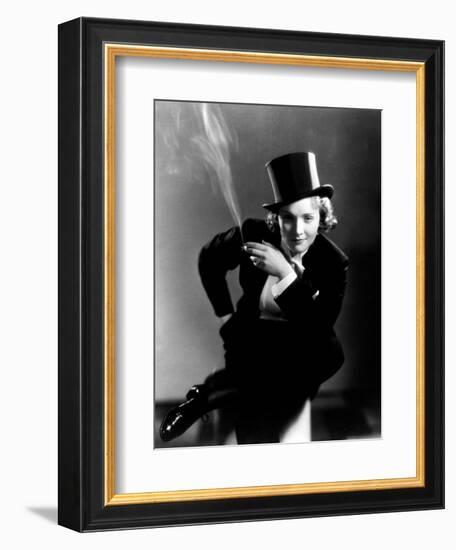 Marlene Dietrich, 1930-null-Framed Photographic Print