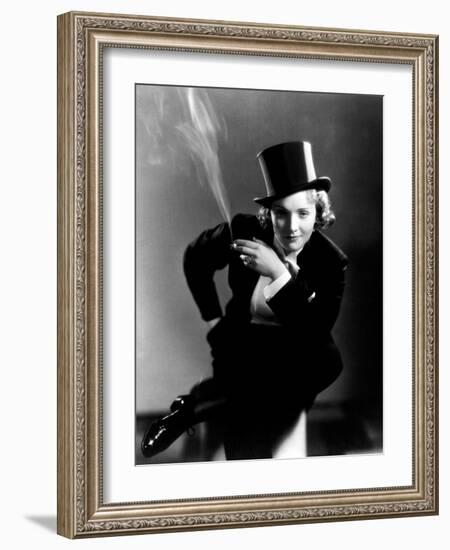 Marlene Dietrich, 1930-null-Framed Photographic Print