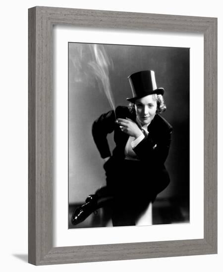 Marlene Dietrich, 1930-null-Framed Photographic Print