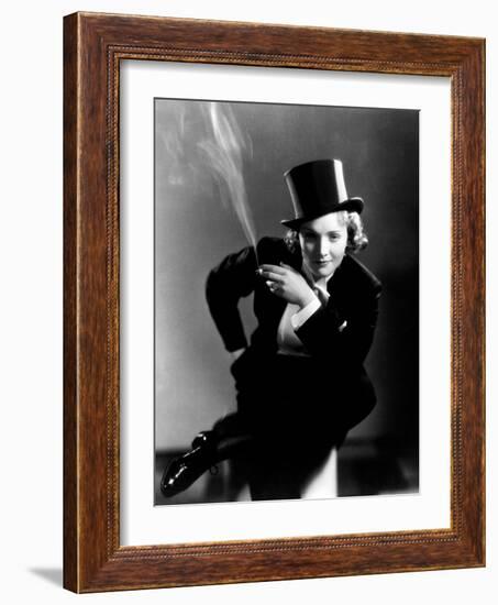 Marlene Dietrich, 1930-null-Framed Photographic Print