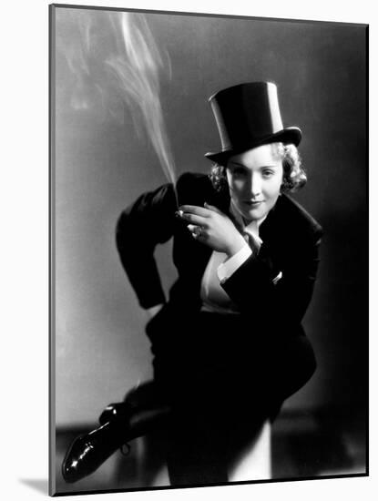 Marlene Dietrich, 1930-null-Mounted Photographic Print