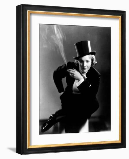 Marlene Dietrich, 1930-null-Framed Photographic Print