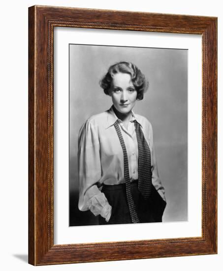 Marlene Dietrich, 1932-null-Framed Photographic Print