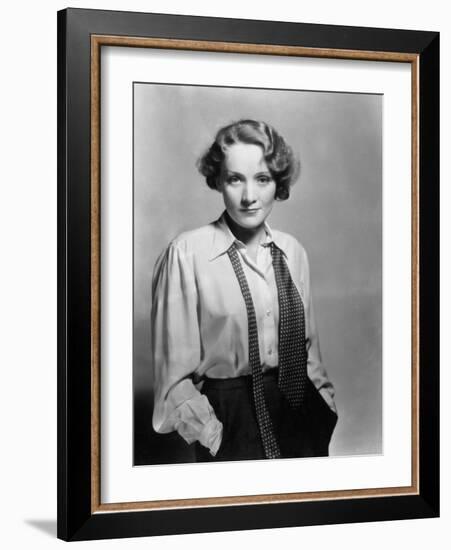 Marlene Dietrich, 1932-null-Framed Photographic Print