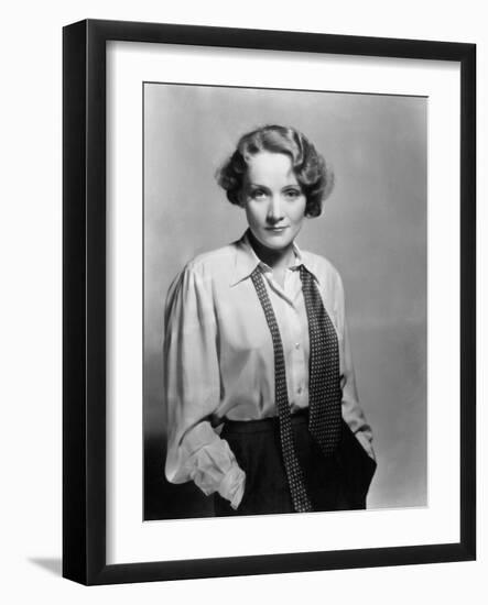 Marlene Dietrich, 1932-null-Framed Photographic Print