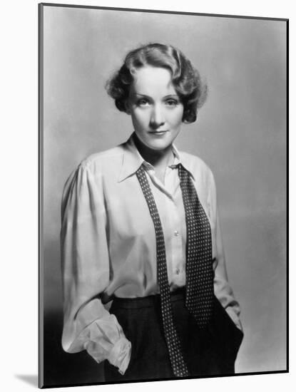 Marlene Dietrich, 1932-null-Mounted Photographic Print