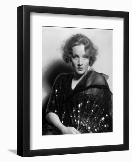 Marlene Dietrich, 1932-null-Framed Photographic Print