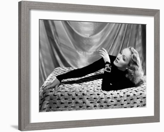 Marlene Dietrich, 1934-null-Framed Photographic Print