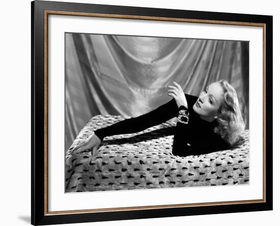 Marlene Dietrich, 1934-null-Framed Photographic Print