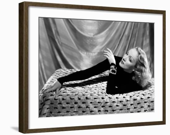 Marlene Dietrich, 1934-null-Framed Photographic Print