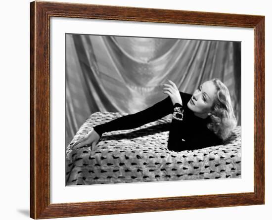 Marlene Dietrich, 1934-null-Framed Photographic Print