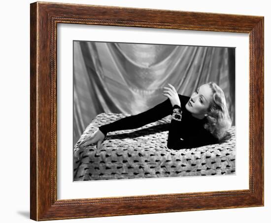 Marlene Dietrich, 1934-null-Framed Photographic Print