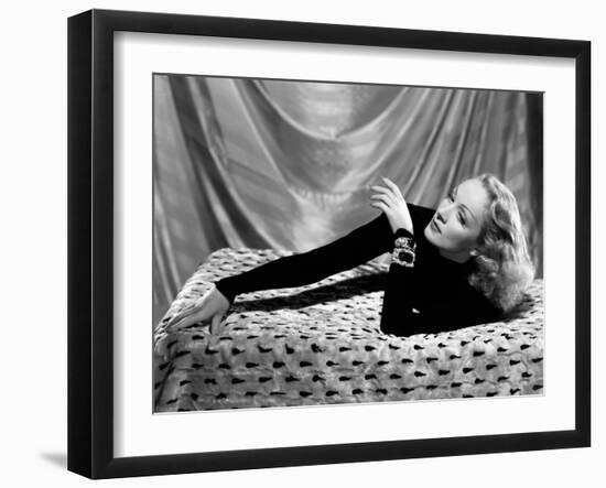 Marlene Dietrich, 1934-null-Framed Photographic Print