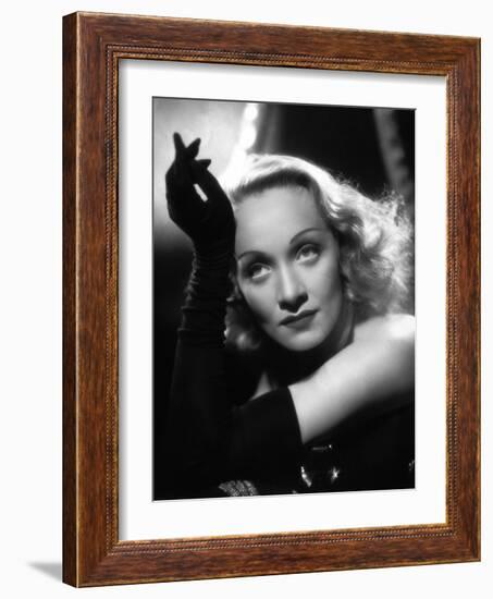 Marlene Dietrich, 1934-null-Framed Photographic Print