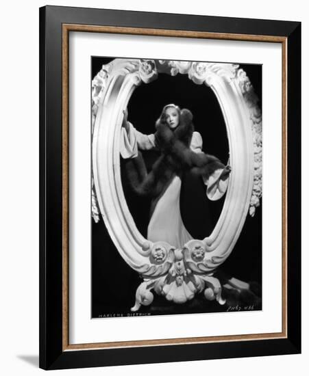 Marlene Dietrich, 1935-null-Framed Photographic Print