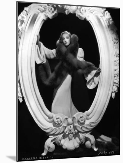 Marlene Dietrich, 1935-null-Mounted Photographic Print