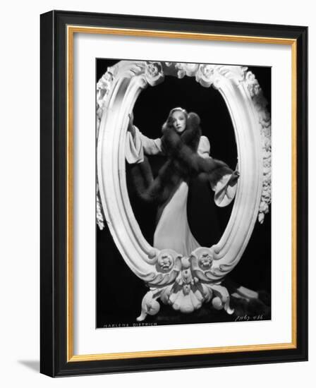 Marlene Dietrich, 1935-null-Framed Photographic Print