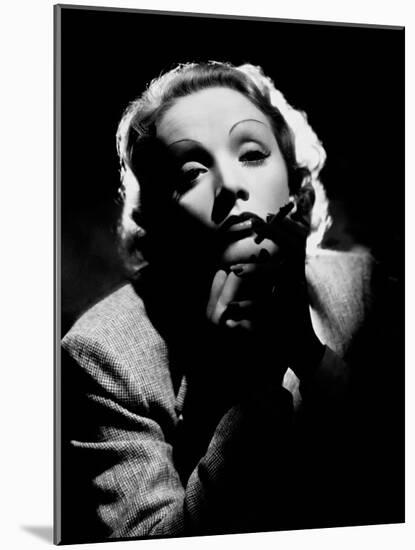 Marlene Dietrich, 1935-null-Mounted Photographic Print