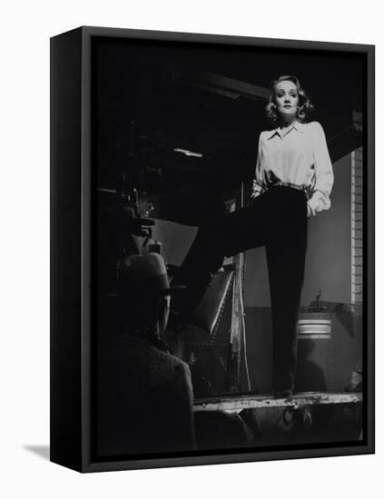 Marlene Dietrich, 1942-null-Framed Premier Image Canvas