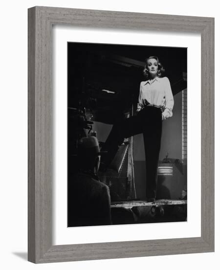 Marlene Dietrich, 1942-null-Framed Photographic Print