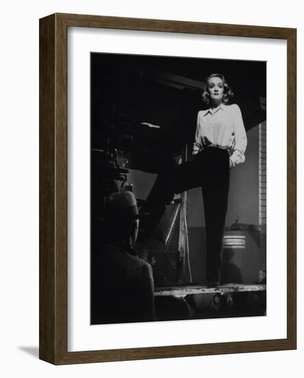 Marlene Dietrich, 1942-null-Framed Photographic Print