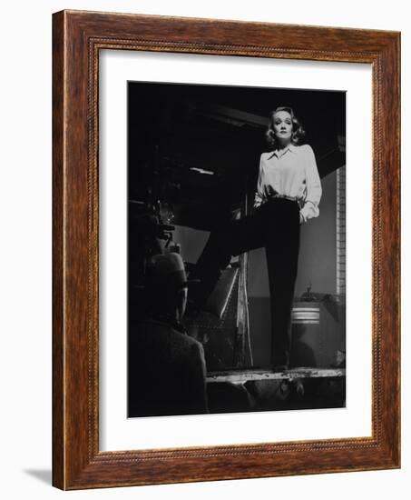 Marlene Dietrich, 1942-null-Framed Photographic Print