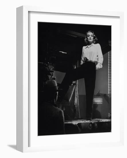 Marlene Dietrich, 1942--Framed Photographic Print