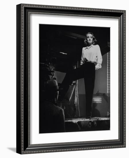 Marlene Dietrich, 1942-null-Framed Photographic Print